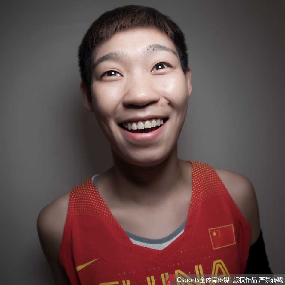 一名队员抱着一个大大的玩偶，却做出一个夸张的惊讶表情，人与玩偶的反差萌令人捧腹。