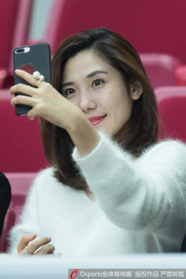 比赛进入白热化阶段，这位戴着棒球帽的女生紧张地抿起了嘴唇，双手紧握在胸前，仿佛在默默为支持的球队祈祷。