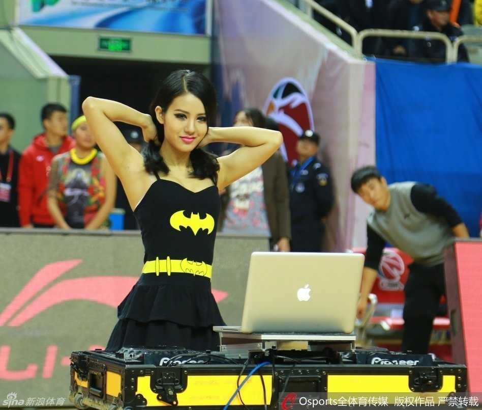 聚光灯下，一位美女DJ神情专注，修长的指尖仿佛在打碟机上跳着芭蕾，动感的音符即将随着她的动作倾泻而出，为球场注入第一缕热力。