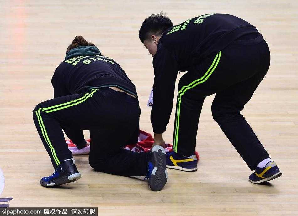 辽宁与广东队员篮下激烈拼抢，目光紧锁篮球，而场边一道身影已如离弦之箭蓄势待发，准备随时冲入场内