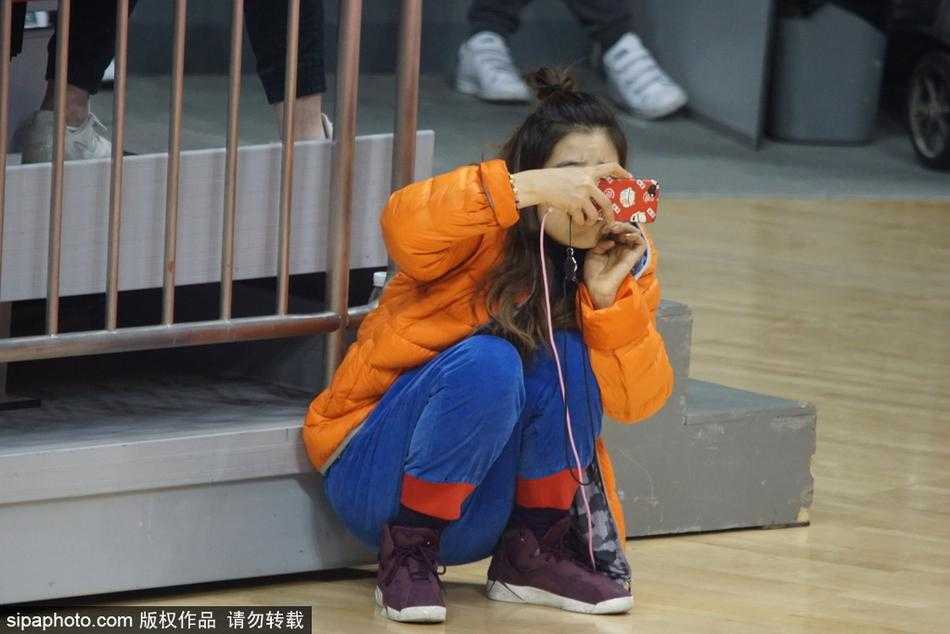 这位美女裁判正在场边与技术台进行沟通，她侧身倾听的专注神情，短发显得干练利落，在激烈的赛场背景下，展现出一种知性且专业的美感。