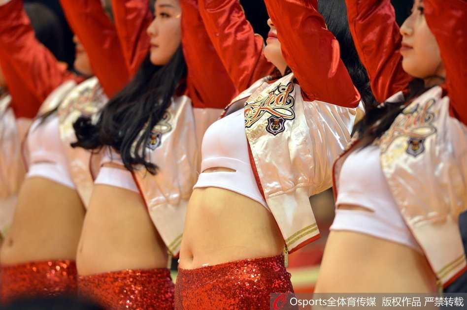 山东高速主场灯光璀璨，篮球宝贝们身着亮黄色热力服，在场地中央排开队列，她们的发丝随着跳跃的节奏飞扬，脸上洋溢着灿烂的笑容，瞬间抓住了全场观众的眼球