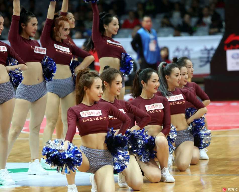 镜头捕捉到一位啦啦宝贝回眸一笑的瞬间，飞扬的发丝和甜美的笑容背后，是无数次排练留下的汗水与坚韧