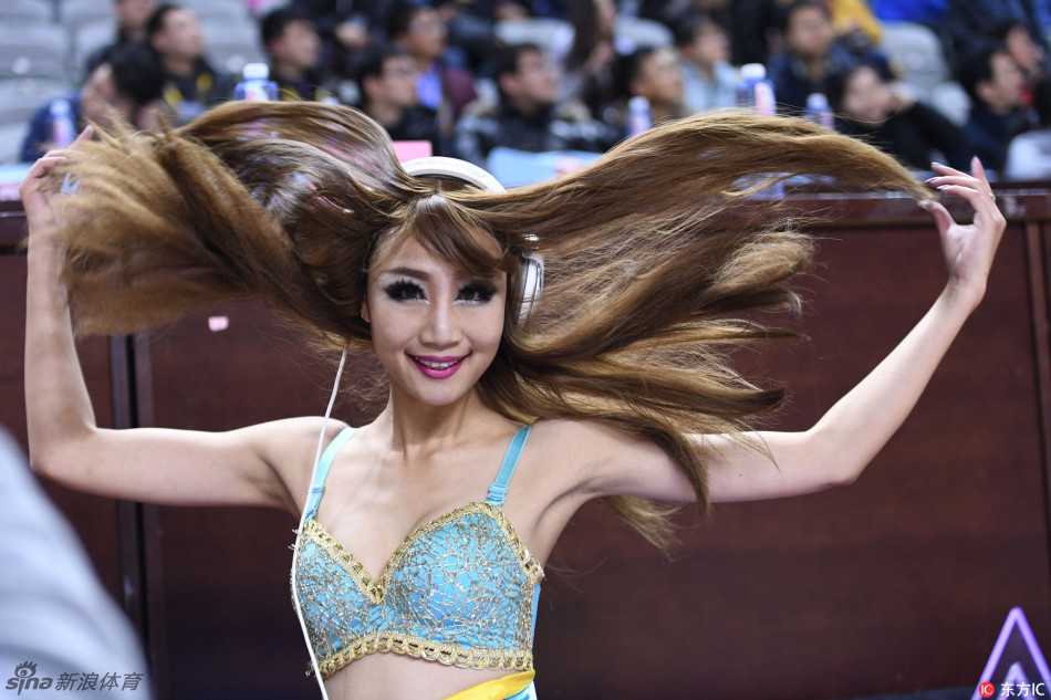 美女DJ头戴耳机，身体随着音乐微微摆动，指尖在混音器上轻盈跳跃，仿佛掌控着全场的脉搏。