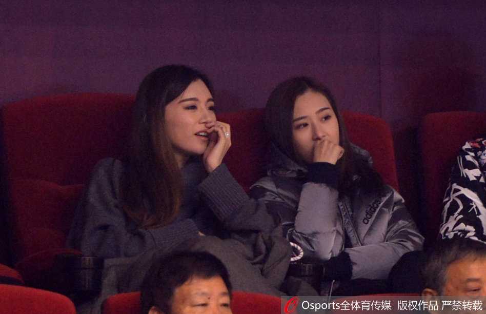 当小丁完成一次精彩进攻后，她终于露出一丝极浅的微笑，眼神里闪烁着骄傲与欣慰，那份属于恋人间的心有灵犀，在这一刻无声胜有声。