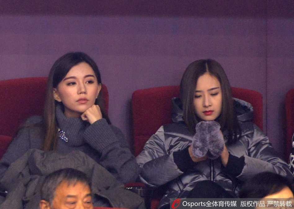 终场哨响，山东队大胜，她起身望向场内，脸上紧绷的神情终于放松，取而代之的是一种如释重负的淡然与平静，默默为心中的英雄喝彩。