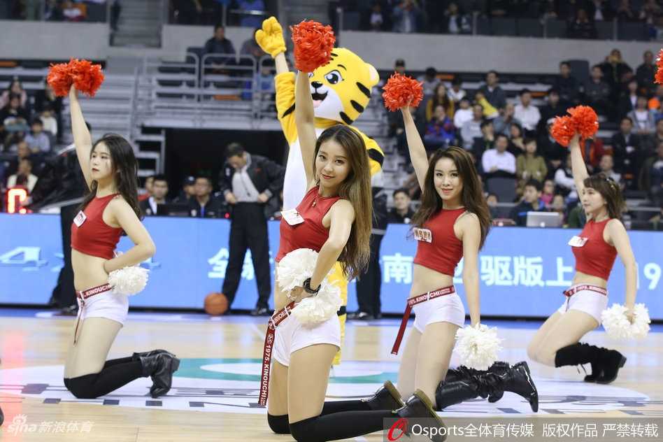 伴随着动感的节拍，几名队员同时完成了一个充满力量的跪地定格，她们的马尾辫随着动作在空中划出利落的弧线，蓝色的队服在球场灯光的照耀下显得格外耀眼，青春的活力在此刻尽情释放。