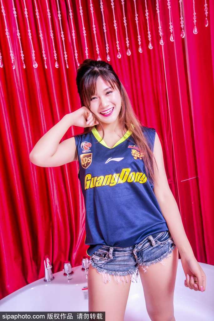 暖色的灯光打在她身上，为甜美的面容镀上了一层柔光。她轻抚秀发，动作自然而优雅，仿佛是从篮球漫画中走出来的元气少女。