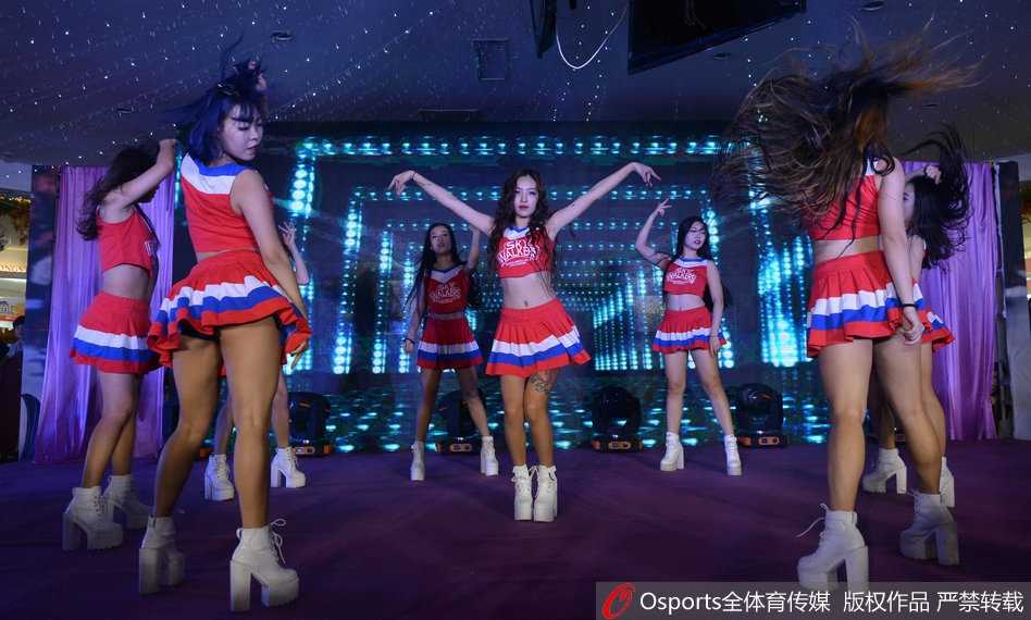 光影交错中，篮球宝贝们身着亮色短裙，随着音乐节拍整齐起舞，修长美腿在球场灯光下划出优美的弧线，瞬间点燃全场热情。