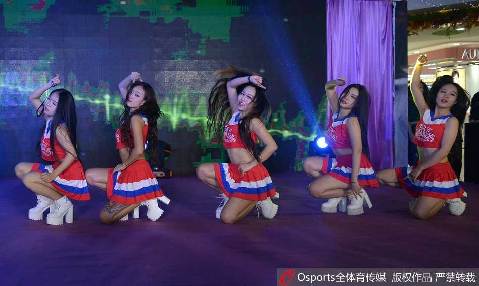 表演进入尾声，宝贝们摆出结束造型，她们的笑容比场馆内的灯光更耀眼，汗水在脸颊上闪着光，那是投入表演后最真实的美丽印记。