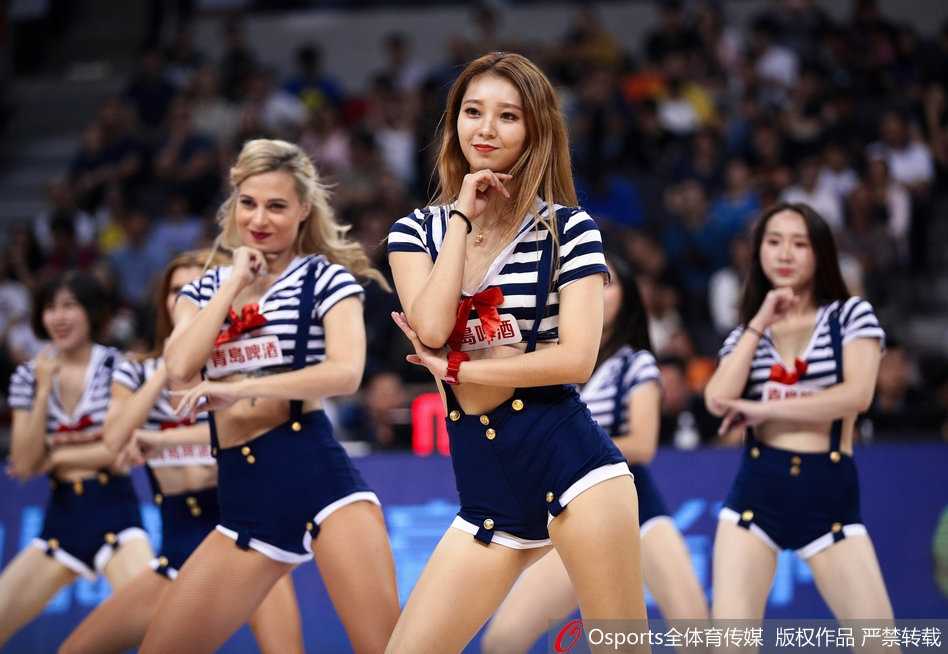 聚光灯下，一位啦啦队员回眸浅笑，腰间肌肤若隐若现，一抹精致的纹身如灵蛇般探出头来，诉说着她狂野又内敛的青春秘密。