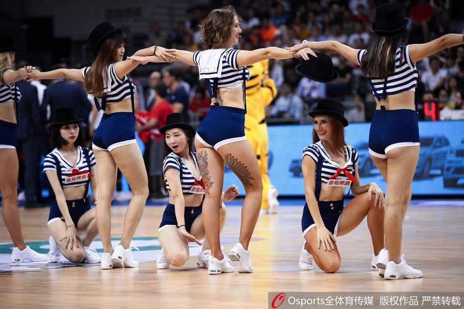 休息间隙，女孩随意撩起衣摆擦汗，腰间那处独特的纹身彻底展露无遗，汗水浸润下的图案显得格外醒目，记录着她此刻的拼搏与美丽。