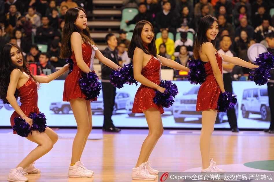 聚光灯下，她回眸一笑，灵动的眼神仿佛能穿透赛场所有的喧嚣，瞬间抓住了全场球迷的心。