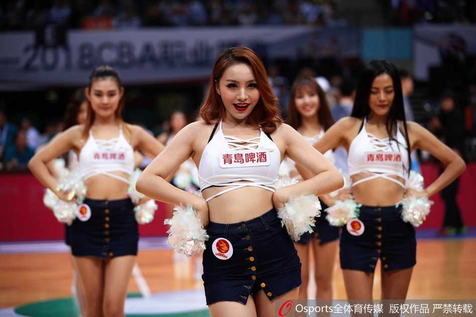 双手持花球的她高高跃起，空中定格成一幅充满力量的画面，仿佛在向观众宣告：这里不仅是球场，也是我们的舞台。