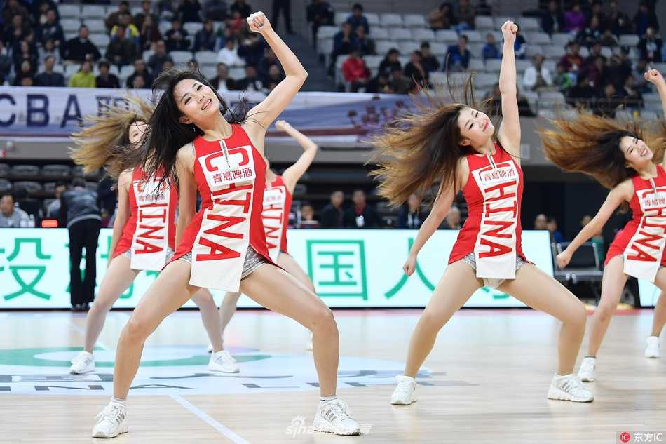 在蓝色灯光的映衬下，一名队员正完成一个舒展的舞蹈动作，身姿挺拔修长，宛如球场边盛开的一朵蓝色玫瑰，充满力与美的张力。