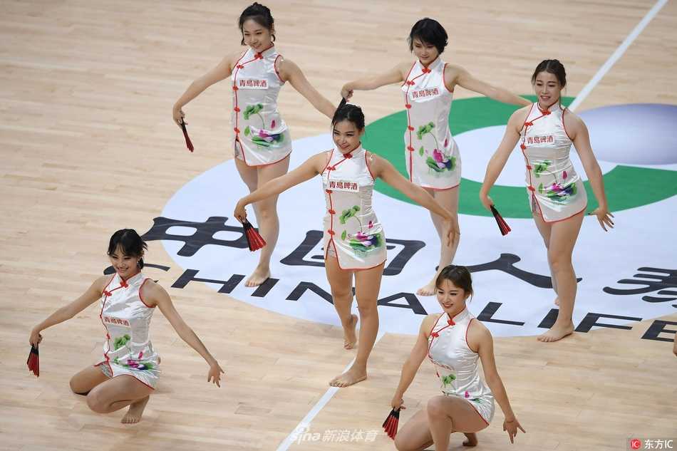 镜头定格在一位啦啦队员的特写上，精致的妆容下是她专注而投入的眼神，即使只是一个短暂的暂停时刻，她也力求将最完美的表情管理呈现给观众。