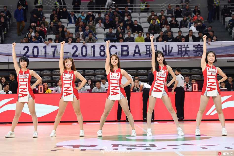 表演结束后，一位队员在场边低头整理服装，汗水打湿了她的发丝，但背影依旧挺拔，仿佛在默默诉说着光鲜背后不为人知的坚持与付出。