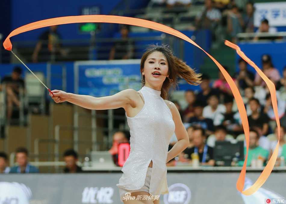 赛事间隙，几位拉拉队宝贝赤足聚在场边，画面中她们的身姿轻盈，修长的美腿在体育馆的背景下格外引人注目，定格了夏季联赛中一道独特的风景线。