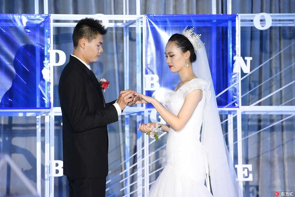 赵大鹏深情注视着新娘，在亲友见证下将象征真爱的戒指轻轻戴在她的无名指上