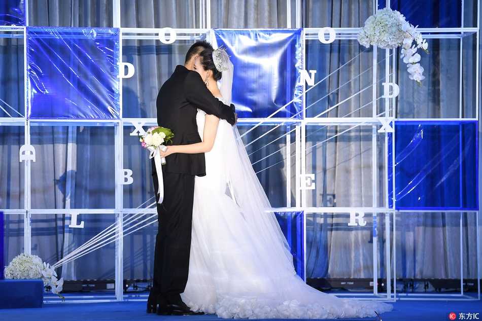 赵大鹏与新娘紧紧牵着手，面对镜头许下执子之手与子偕老的庄重诺言