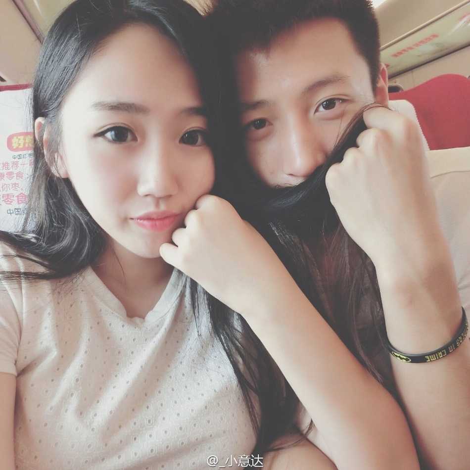 赵岩昊的女友拥有一双令人羡慕的大长腿，身材比例极佳，在生活中的穿搭随意又不失时尚感，尽显青春活力。