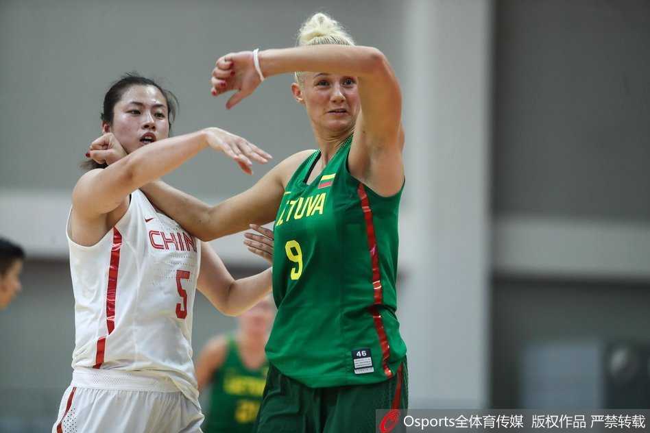 孙梦然面对防守，自信地运球推进，展现出内线球员难得的细腻技术。