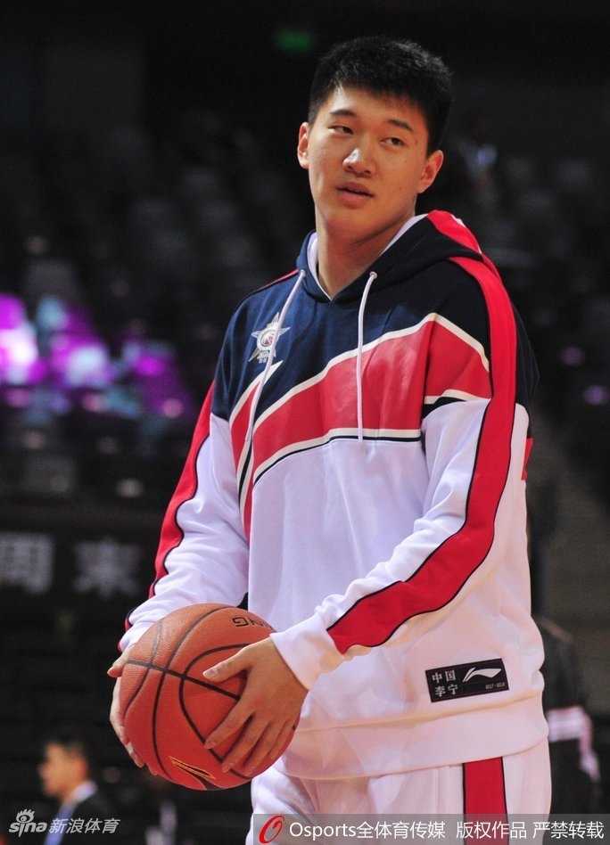 赵睿在训练中搞怪表情特写，他张大嘴巴眼神带笑，仿佛在跟队友开着有趣的玩笑，顽皮性格显露无疑。