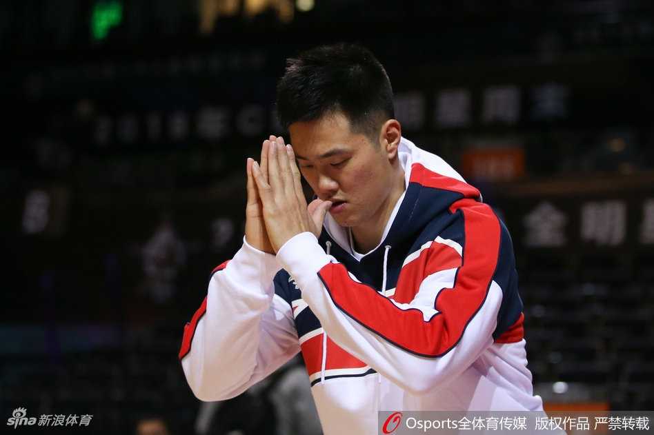 赵睿在训练结束后挥手致意，脸上洋溢着灿烂纯真的笑容，此刻他不是球星，只是一个享受篮球快乐的大男孩。