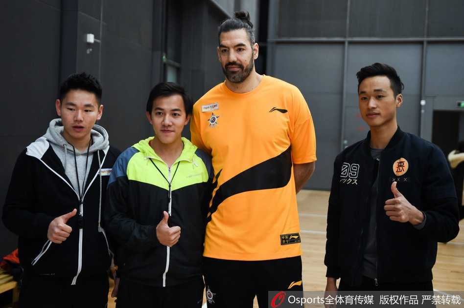 活动结束后，小球迷依依不舍地拉着方硕的手，方硕低头倾听小朋友说话，画面充满了温情与传承的温度。