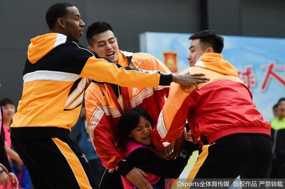 在专业篮球场内，一名小球员正在努力突破方硕的防守，方硕张开双臂认真防守，眼神中满是鼓励与肯定。