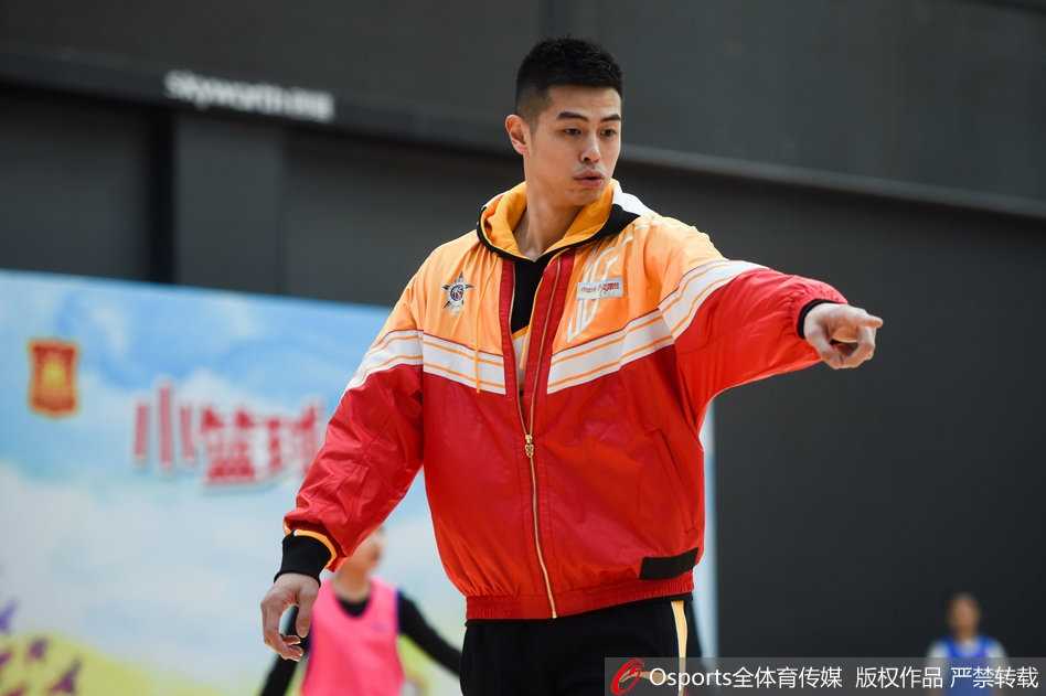 方硕单膝跪地，与小球员击掌庆祝，他脸上的笑容比球场进球还要灿烂，身后的背景板映衬着这场温馨的相遇。