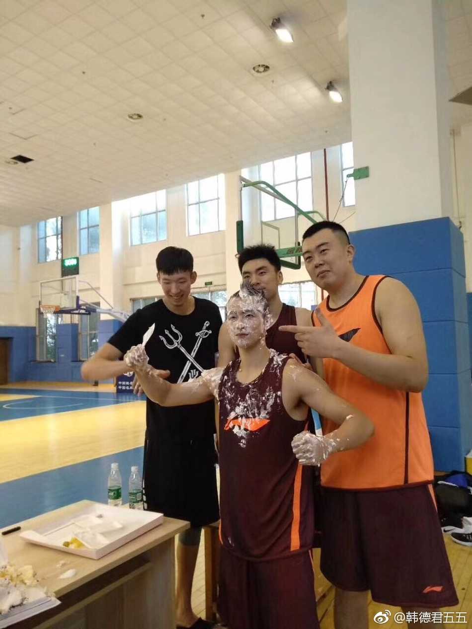 寿星赵继伟身穿辽宁队训练服，脸上洋溢着略带羞涩的笑容，似乎已经预感到接下来将要发生的