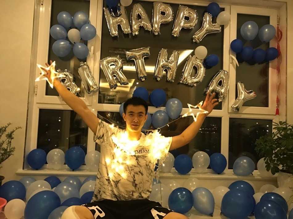 赵继伟在队友的围绕下，正在清理脸上的奶油，虽然有些狼狈，但脸上的笑意完全掩盖不住此刻内心的欢乐与感动。