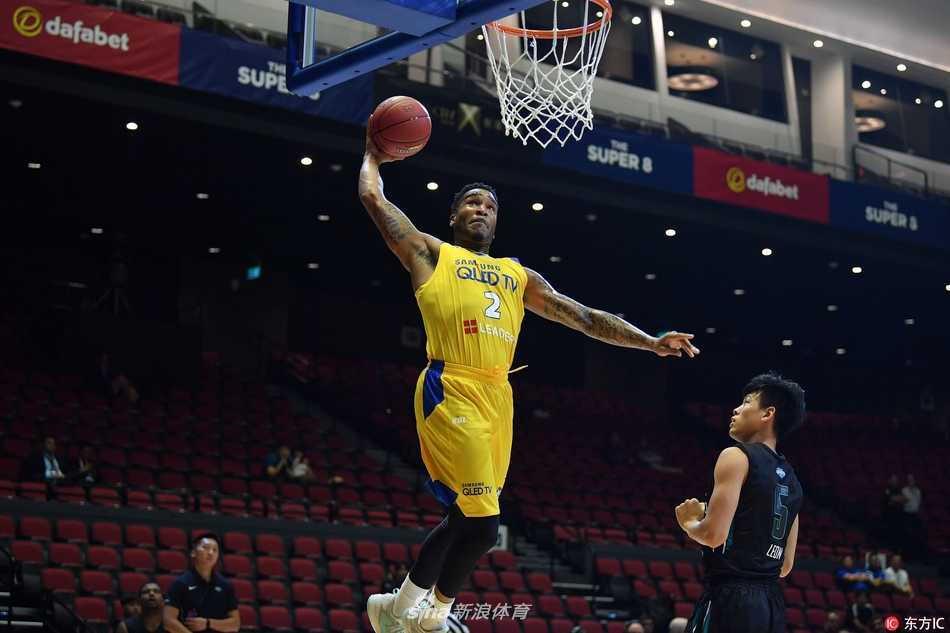 张宗宪带球飞速突破首尔三星防线，犹如喷射机掠过球场，两名防守球员奋力封堵仍慢半拍。