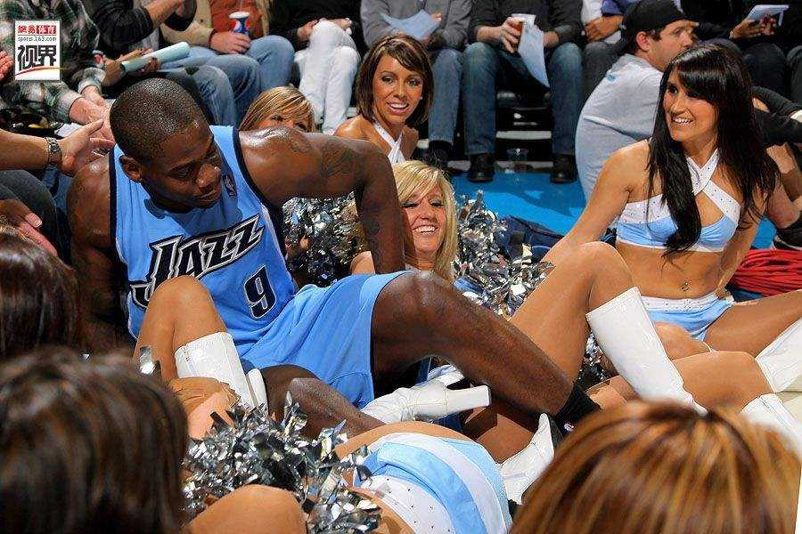 一位自行车选手在高速骑行中意外翻车，连人带车在地上滑行，场面惊险，但他仍试图扶起战车继续比赛