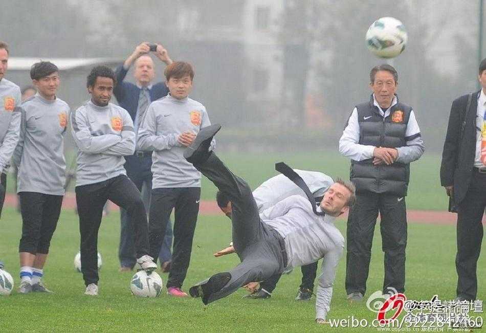 一位短跑选手在跨栏时失去平衡，身体倾斜，即将与栏架一同倒下，定格了赛场意外发生的惊险瞬间