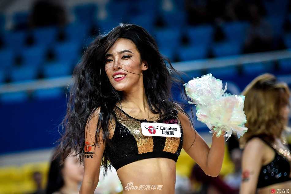 啦啦宝贝们在郴州体育馆中央集体摆出优美造型，红色超短裙方阵点燃现场气氛