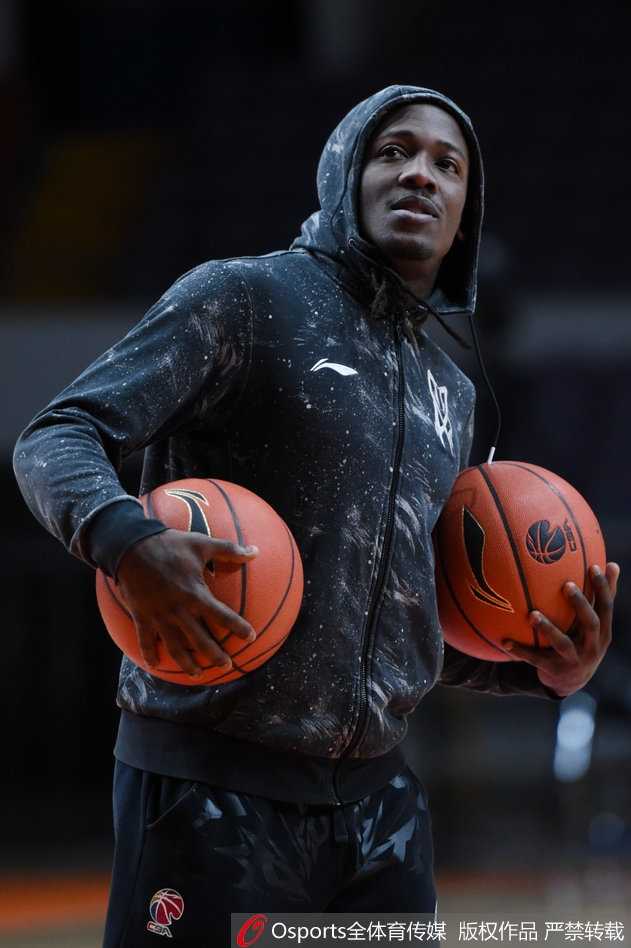 面对镜头福特森搞怪停不下来，吐舌挤眼展现顽童本色