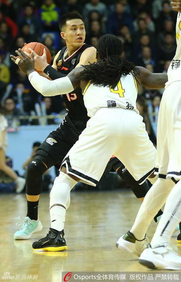 哈德森抢断得手瞬间，如猎豹般迅捷，他指尖的方向，正是辽宁队反击的号角。