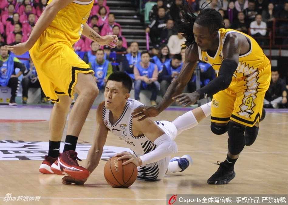 广厦小外援福特森如精灵般穿梭防线，用一记精准长传撕破辽宁队防守