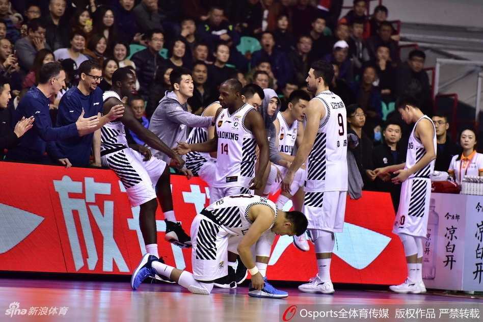 鞠鹏关键时刻跳投命中，为广厦队稳住阵脚，浇灭了辽宁队反扑势头