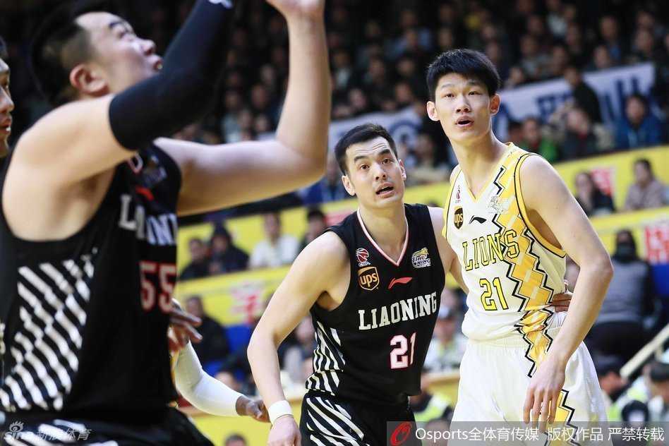 兰多夫在篮下奋力争抢，肌肉隆起，仿佛一辆横冲直撞的卡车，毫不顾忌地形的险恶。