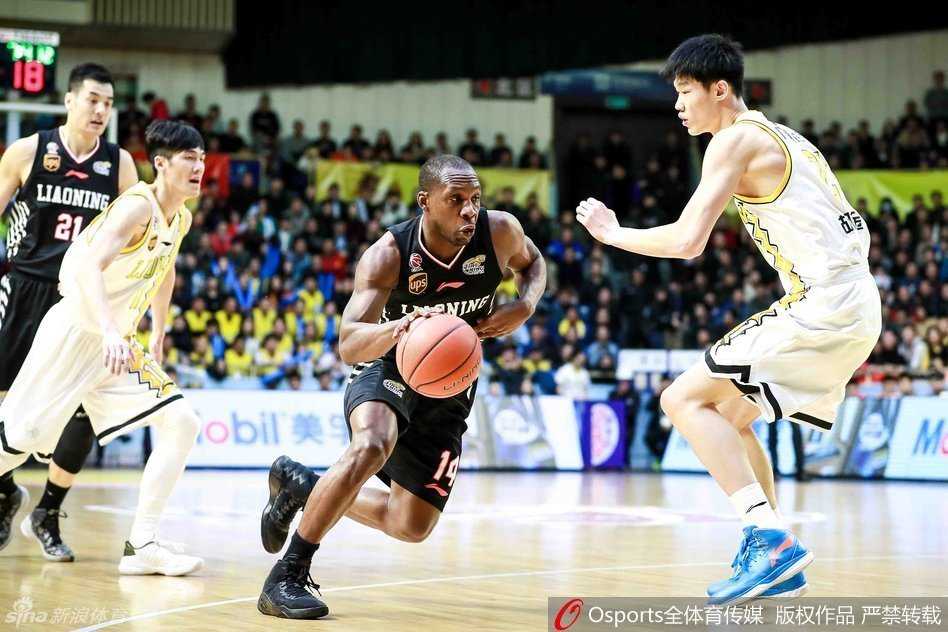 激烈的拼抢过后，球员们汗如雨下，眼神中依然充满着对胜利的执着和不屈的斗志。