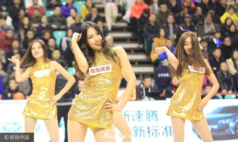 特写镜头下，这位舞蹈宝贝的笑容极具感染力，金色的上衣与短裙在聚光灯下闪耀，完美的身材比例和热情的表演赢得了现场阵阵欢呼。