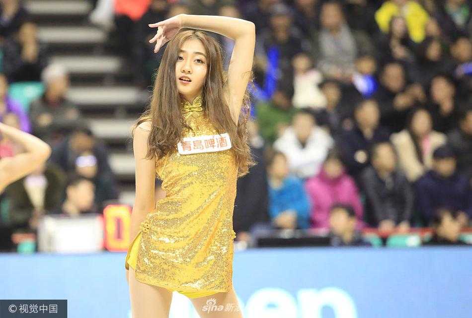 辽宁拉拉队宝贝们身着闪亮的金色短裙登场，她们整齐划一的动作和甜美的笑容，瞬间点燃了全场的气氛。