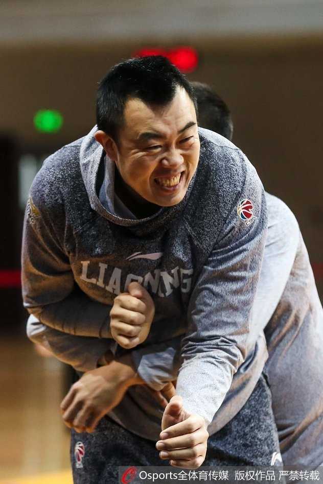 郭艾伦踮起脚尖试图勾住韩德君的肩膀，无奈身高差距太大，姿势看起来滑稽又努力，大韩则微微弯腰配合，脸上洋溢着灿烂的笑容