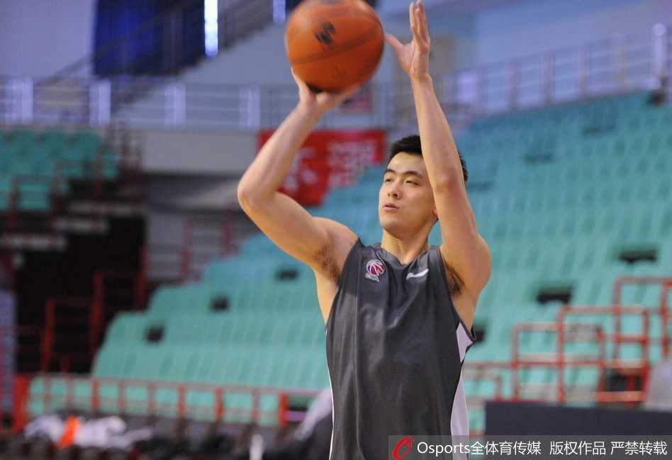 辽宁队训练场上，巴斯正在进行持球进攻练习，神情专注而认真，仿佛实战一般。