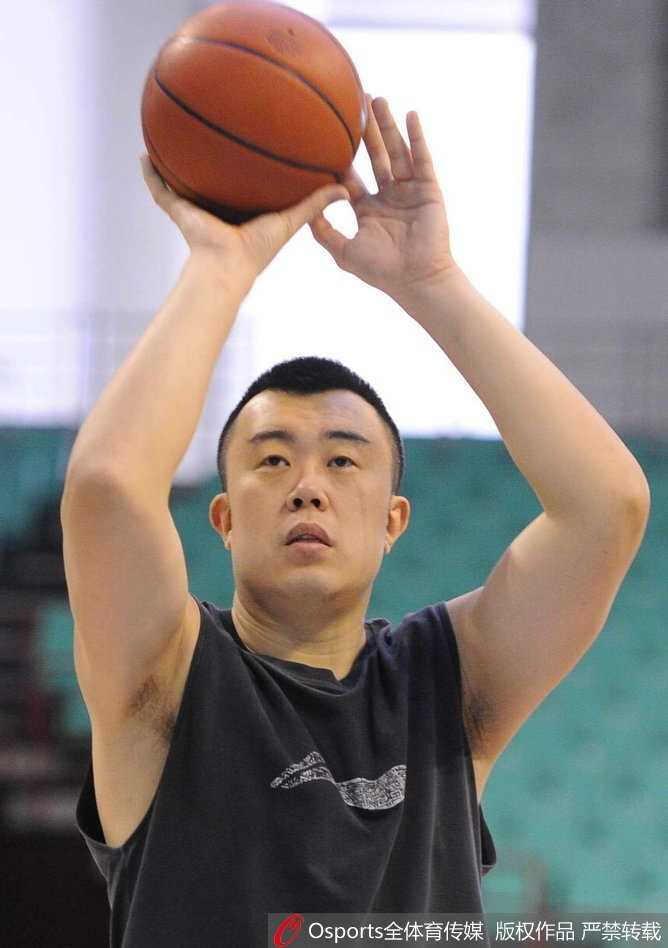 训练结束后，巴斯低头沉思，汗水浸湿了球衣，脑海中或许正在演练当晚对阵天津的战术。