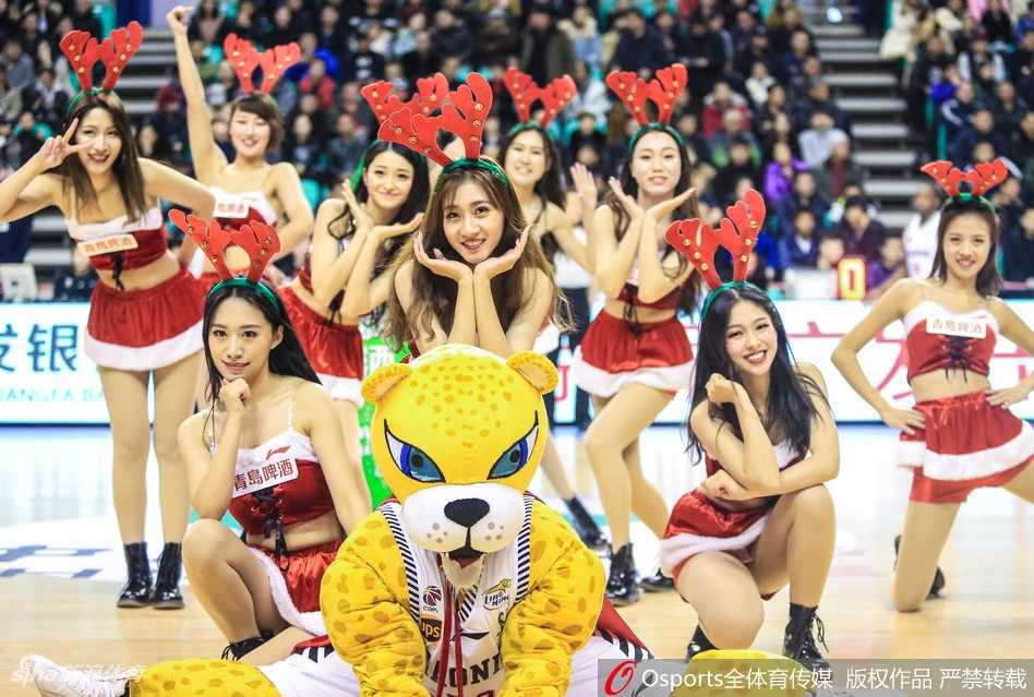 ‘鹿女郎’眼神专注而富有魅力，她们专业的表演不仅为球员加油，更提升了整个赛事的观赏性