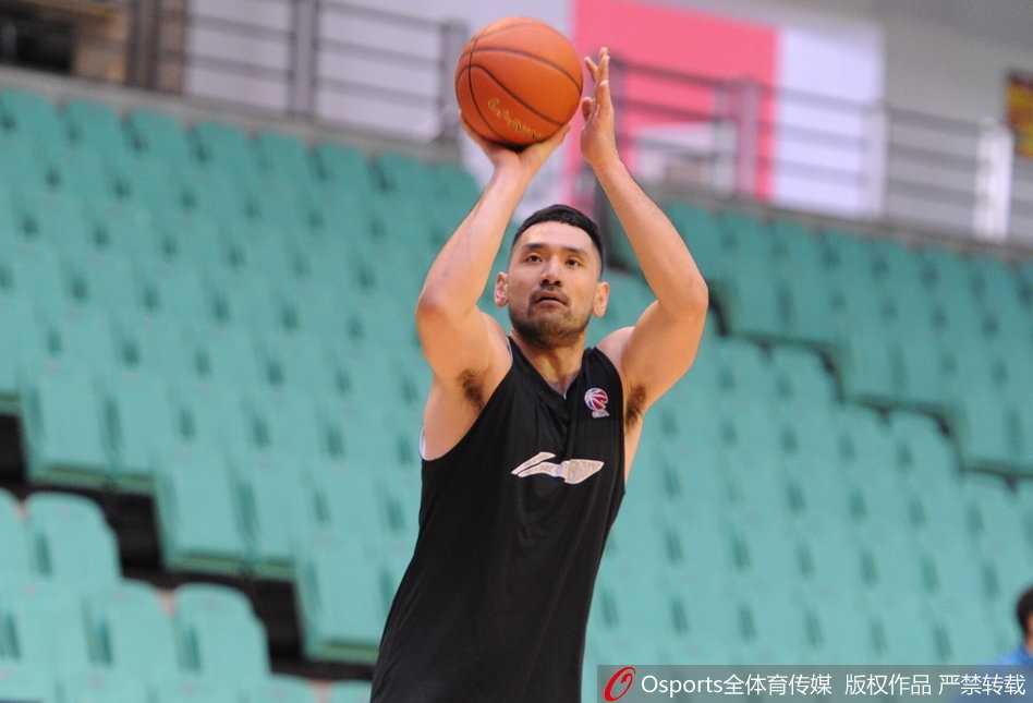 郭艾伦在场上专注地拍打着篮球，肌肉线条分明，每一次运球都充满节奏感，宣告着新赛季他已经准备好了。